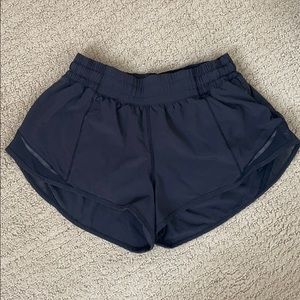 Lululemon Hotty Hot Short II 2.5” in Black